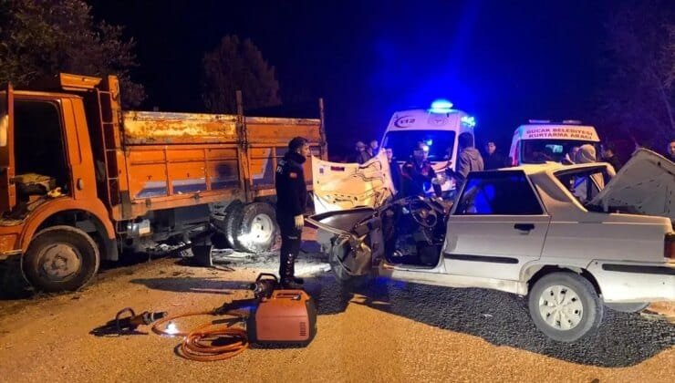 Bucak’ta Park Halindeki Kamyona Çarpan Otomobil Sürücüsü Yaralandı