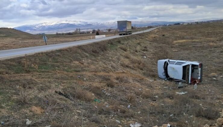 Afyonkarahisar’da otomobil şarampole devrildi: 5 yaralı