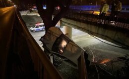 Bakırköy’de Viyadükten Düşen Otomobilin Sürücüsü Yaralandı