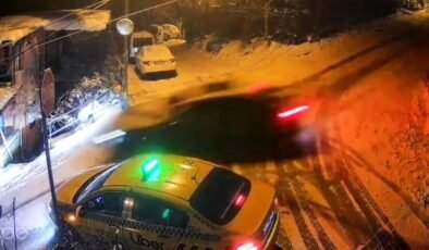 Beykoz’da buzlanan yolda kayan otomobil taksi ve 2 eve çarptı; kaza anı kamerada