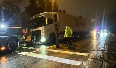 Büyükçekmece’de makaslayan TIR nedeniyle kapatılan D-100 kara yolu trafiğe açıldı