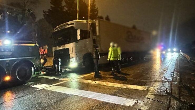 Büyükçekmece’de makaslayan TIR nedeniyle kapatılan D-100 kara yolu trafiğe açıldı