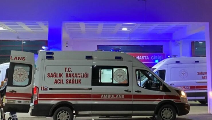 Elektrik direği işçilerin üzerine düştü