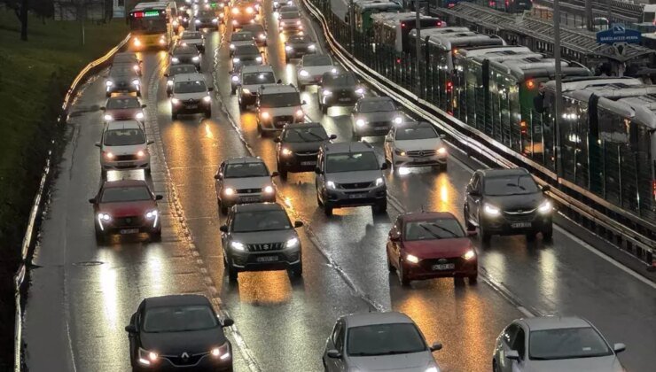 İstanbul’da haftanın ilk günü yağışla birlikte trafik çilesine dönüştü