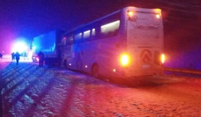 Sivas’ta otobüs TIR’a arkadan çarptı: 25 yaralı
