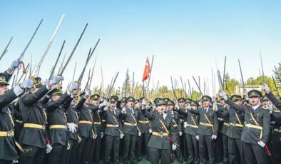 Teğmenler ihraç edildi
