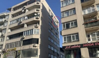 Telefonla konuşan genç kadın 8. kattan düştü!