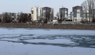 Türkiye’nin en uzun nehri dondu!