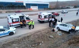 Ankara’da Kontrolden Çıkan Otomobil Devrildi: 3 Yaralı
