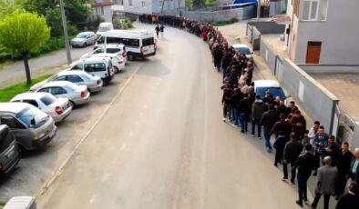 Bu mahalle başka mahalle! 1 kilometrelik bayramlaşma kuyruğu!
