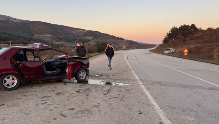Bursa’da otomobil, kamyona çarptı: 1 ölü, 2 yaralı