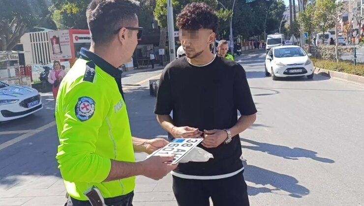 Ehliyetsiz yola çıktı, savunması ‘pes’ dedirtti