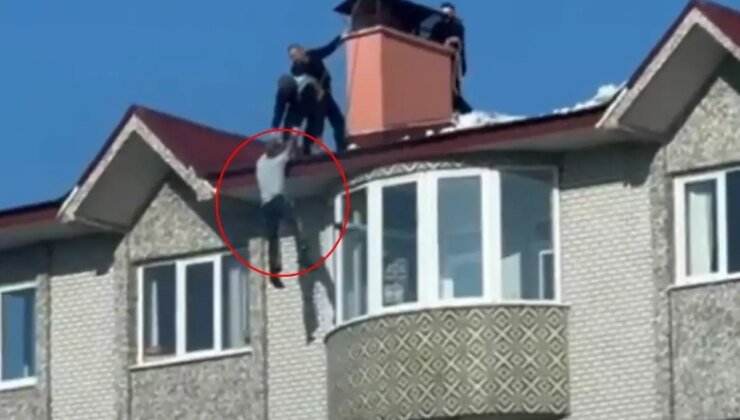 Kar temizlerken çatıda asılı kalan şahsı, vatandaşlar kurtardı