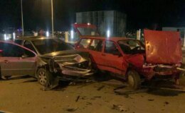 Karaman’da Trafik Kazası: İki Otomobil Kafa Kafaya Çarpıştı