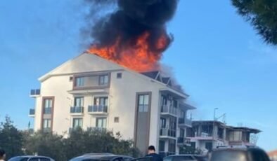 4 katlı apartmanın çatısı alev alev yandı