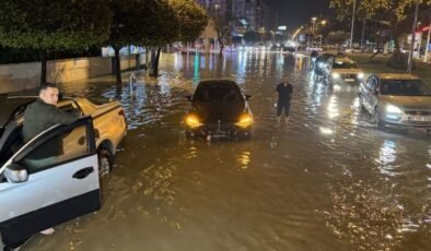 Adana’da sağanak; cadde ve sokaklar suyla doldu