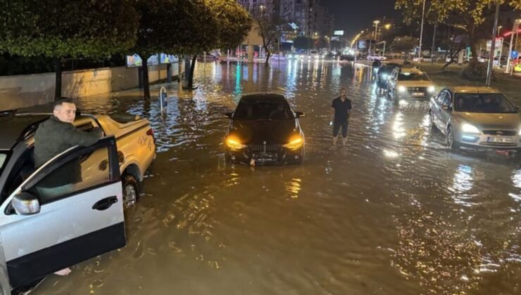 Adana’da sağanak; cadde ve sokaklar suyla doldu