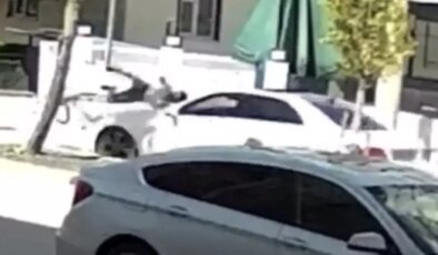 Afganistanlı öğrenci bisikletiyle geçerken otomobilin çarptığı anlar kamerada