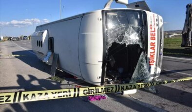 Afyonkarahisar’da İşçi Servisi ile Otomobil Çarpıştı: 12 Yaralı