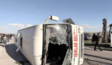 Afyonkarahisar’da Midibüs ve Otomobil Çarpıştı: 12 Yaralı