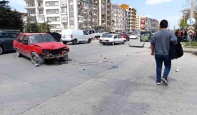 Afyonkarahisar’da Otomobil ve Motosiklet Çarpıştı: 1 Yaralı