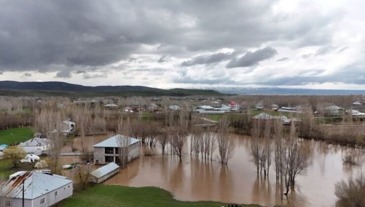 Ağrı’da sağanak yağış dereyi taşırdı