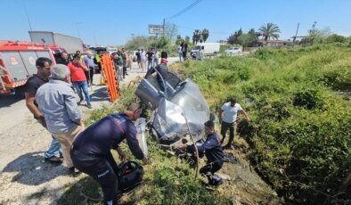 Antalya’da Otomobil Kanala Devrildi: 2 Yaralı