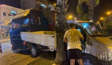 Antalya’da Tır ile Kamyonet Çarpıştı: 1 Yaralı