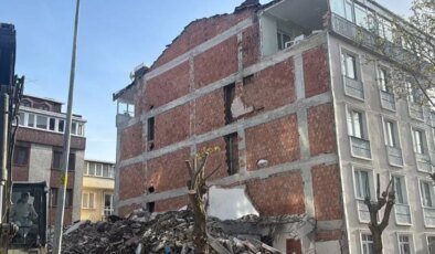Avcılar’da ‘pes’ dedirten olay: Bina yıkıldı, iki oda açıkta kaldı
