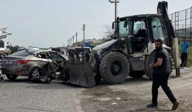 Ayvalık’ta Kepçe ile Otomobil Çarpıştı: 2 Yaralı