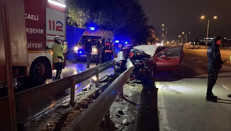 Bariyerlere Çarpan Otomobil Alev Aldı, Sürücü İtfaiye ile Kurtarıldı