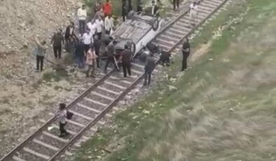 Batman’da Köprüden Demir Yolu Üzerine Düşen Araçta 3 Yaralı