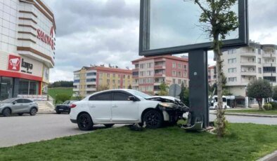 Batman’da Reklam Panosuna Çarpan Otomobilin Sürücüsü Yara Almadan Kurtuldu