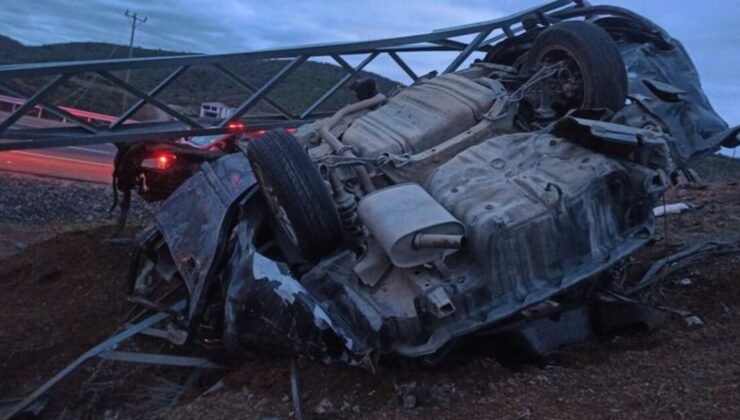 Bingöl’de çarptığı elektrik direği otomobilin üzerine düştü: 1 ölü, 1 yaralı