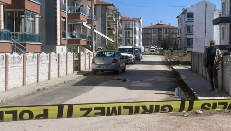 Boşanmak isteyen eşini sokak ortasında katletti