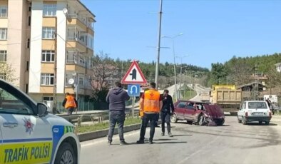 Boyabat’ta Refüje Çarpan Otomobilin Sürücüsü Yaralandı