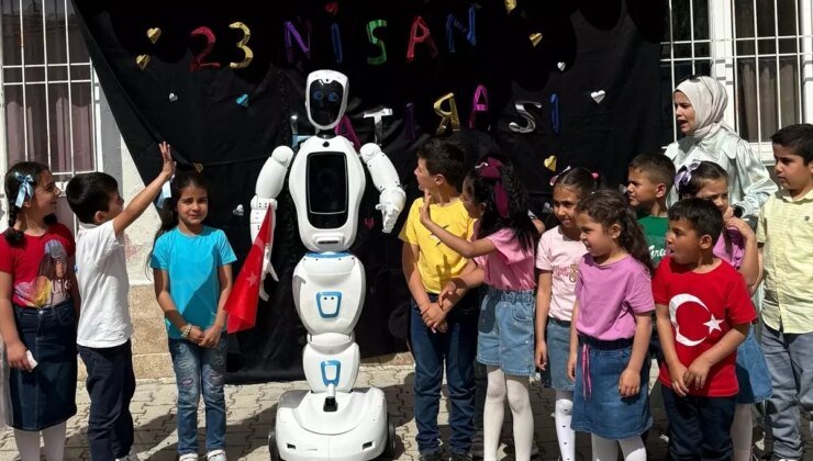 Bucak’ta 23 Nisan Coşkusu: Yapay Zeka Destekli Robot Bayramda Çocuklarla Buluştu