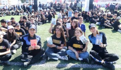 Burdur’da 12 Bin Öğrenci Aynı Anda Kitap Okudu