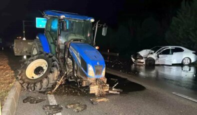 Burdur’da Ters Yönde İlerleyen Traktör Otomobile Çarpıldı: 2 Yaralı