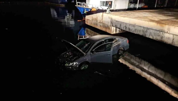 Çanakkale’de Park Halindeki Otomobil Denize Düştü