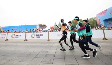 Çin’de Dünyanın İlk İnsansı Yarı Maratonu Düzenlendi
