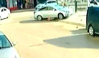 Çorum’da Kontrolden Çıkan Otomobil Elektrik Panosuna Çarptı