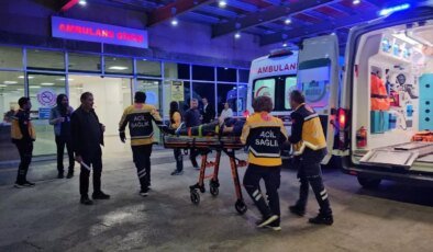 Çorum’da Yol Kenarına Devrilen Otomobildeki Çift Yaralandı