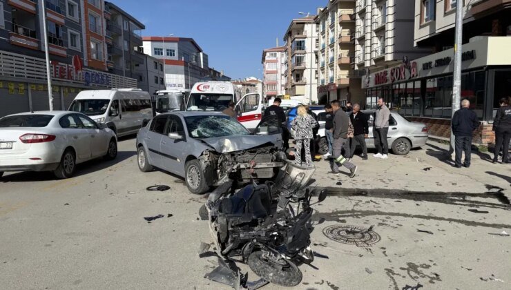 Çubuk’ta Otomobil ile Motosiklet Çarpıştı: İki Yaralı