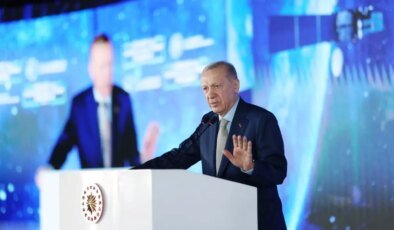 Cumhurbaşkanı Erdoğan: Bugünkü başarı, gençlere umutsuzluk aşılayan zihniyete indirilmiş ağır bir darbedir