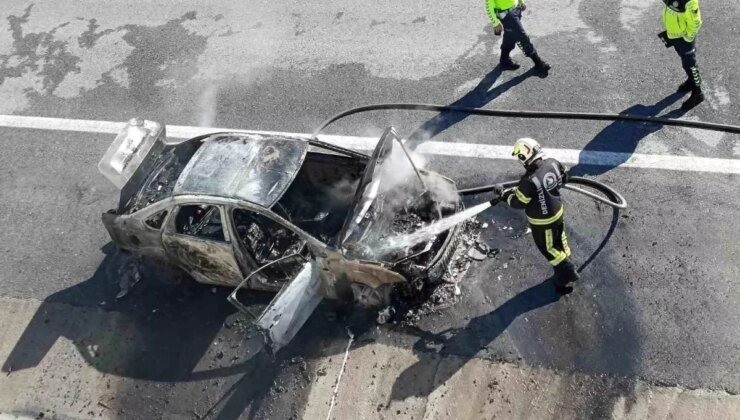 Denizli-Aydın Otoyolu’nda Otomobil Alevlere Teslim Oldu