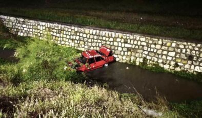 Denizli’de genç, babasından kaçırdığı araçla dereye uçtu