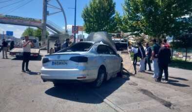 Diyarbakır’da Otomobil Kaza Yaptı, Sürücü Hastaneye Kaldırıldı