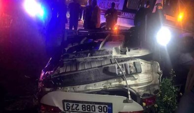 Diyarbakır’da Şarampole Devrilen Otomobil Kazası: 1 Ölü, 3 Yaralı