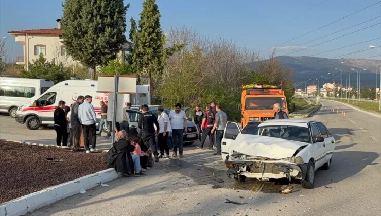 Domaniç’te İki Araç Çarpıştı: 7 Yaralı